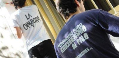 J�venes militantes pintaron clubes inundados