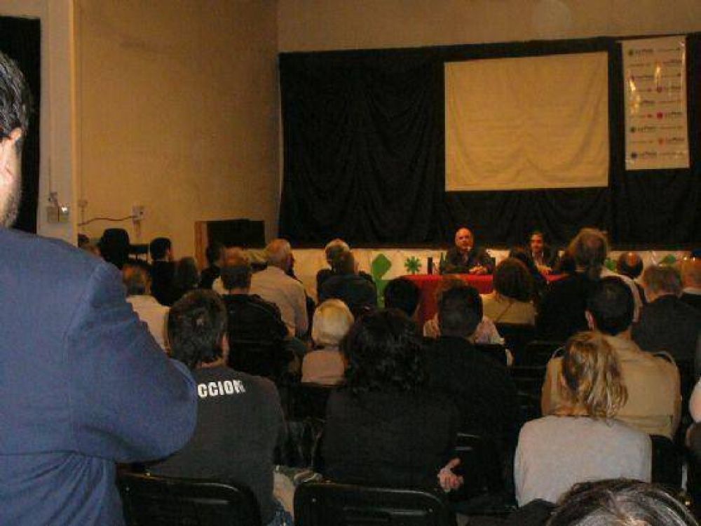 Junto a Martorelli, Santiago O� Donell present� su libro Politileaks