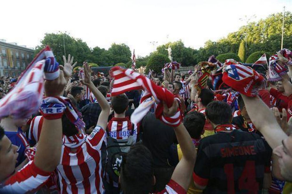 Un festejo particular: a 300 km/h, los hinchas de Atl�tico Madrid agotaron el alcohol en media hora