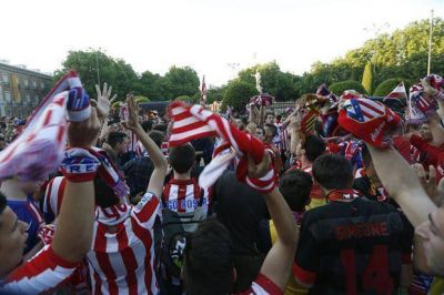 Un festejo particular: a 300 km/h, los hinchas de Atl�tico Madrid agotaron el alcohol en media hora