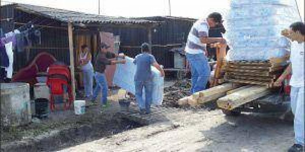 Contin�a la asistencia a familias evacuadas en el barrio El Porvenir