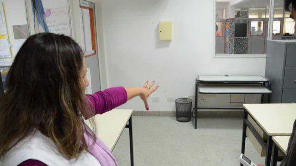 Contin�an limpiando tras el robo en la Escuela 221 y hoy no habr� clases