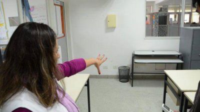 Contin�an limpiando tras el robo en la Escuela 221 y hoy no habr� clases