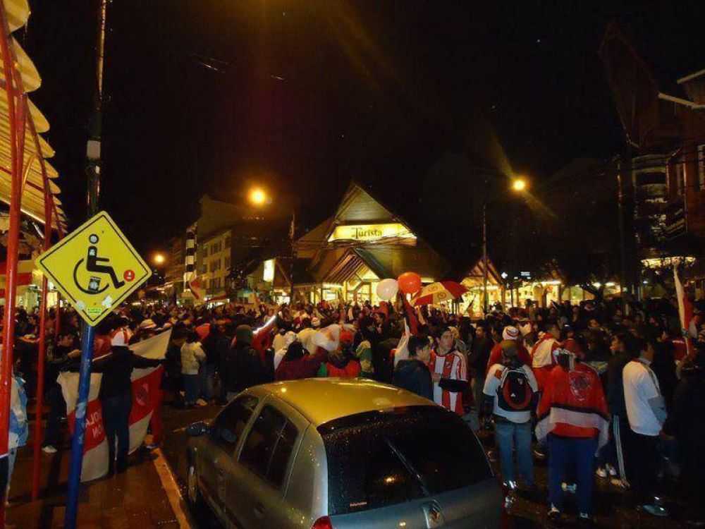 Bariloche se visti� de la banda y festej� el campeonato de River Plate