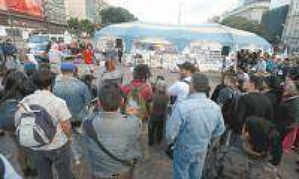 La carpa villera cumplir� un mes en el Obelisco sin respuestas de la Ciudad