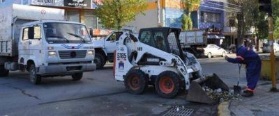 Trabajos de limpieza en la Avenida Kirchner