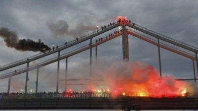 Hinchas ucranianos quemaron con antorchas un puente