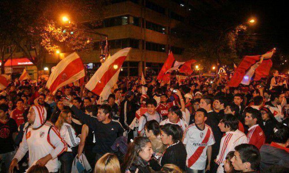 Miles de hinchas de River se juntaron a festejar en el kil�metro cero