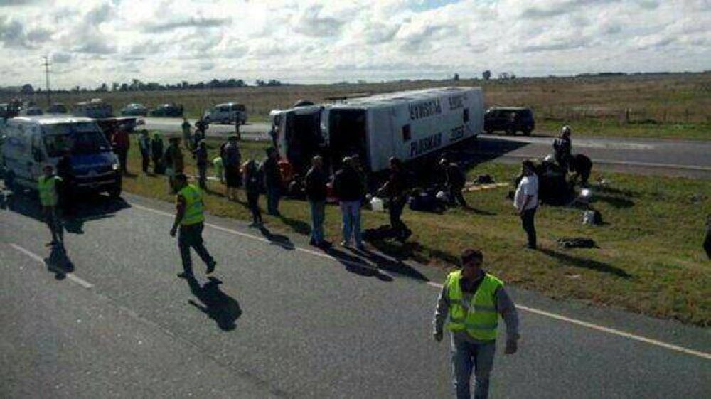 Volc� un micro en la ruta 2: muri� una pasajera y otros 28 quedaron heridos