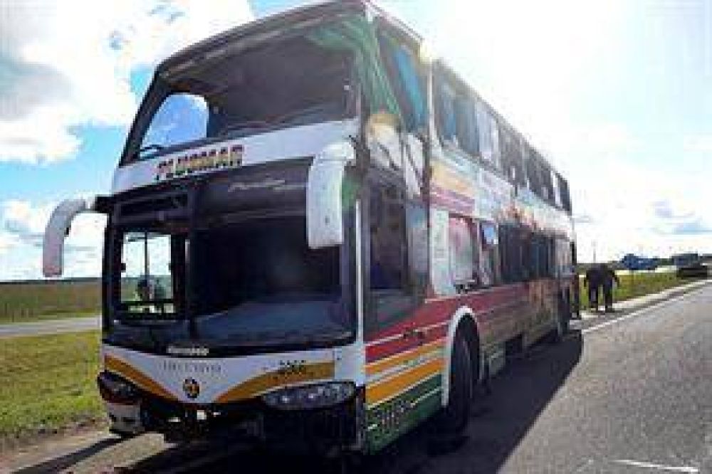 Volc� un micro en la ruta 2: muri� una persona y hay cerca de 30 heridos