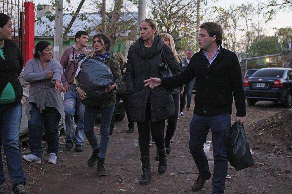 Alex Campbell entreg� donaciones junto a Ginette Reynal y Lis Moreno