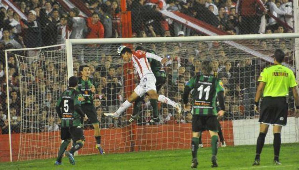 Instituto gole� a San Mart�n en el Monumental y sigue so�ando