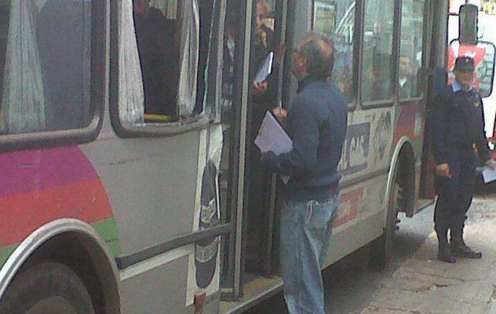 Siete heridos al chocar un cami�n con un troleb�s en C�rdoba