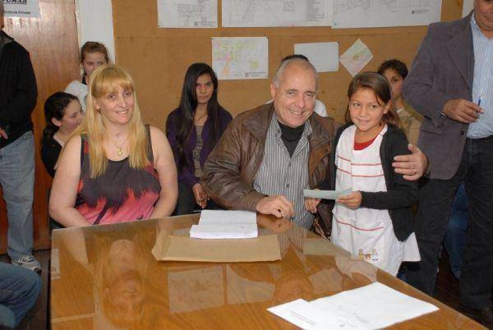 El diputado Regueiro entreg� becas