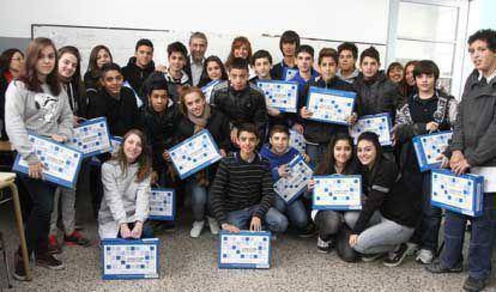 El intendente Ferraresi entreg� netbooks a estudiantes secundarios