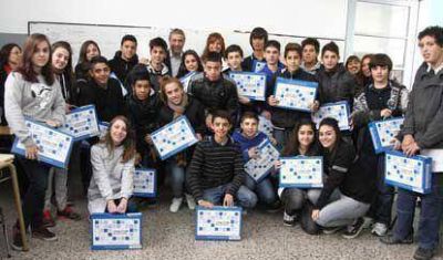 El intendente Ferraresi entreg� netbooks a estudiantes secundarios