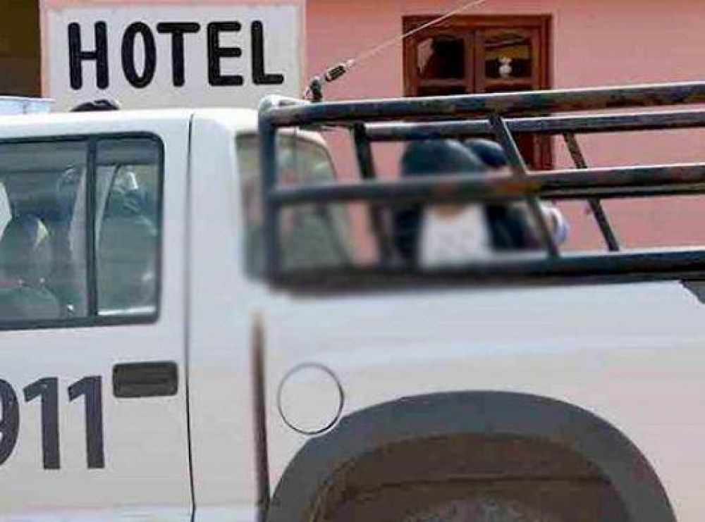 Allanan hotel e incautan armas, hay un detenido