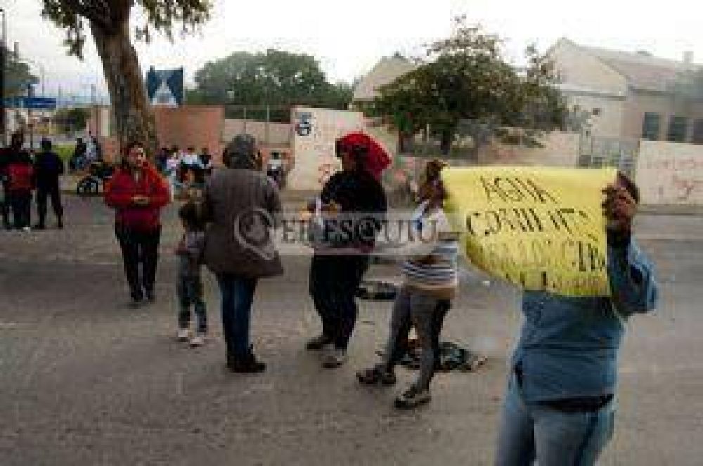 Por falta de agua, est�n sin clases hace 9 d�as