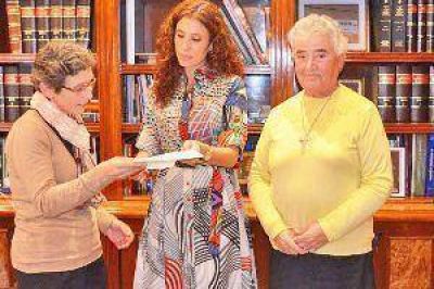 La gobernadora recibi� a integrantes de Ammar y otorg� un subsidio al Obispado de A�atuya
