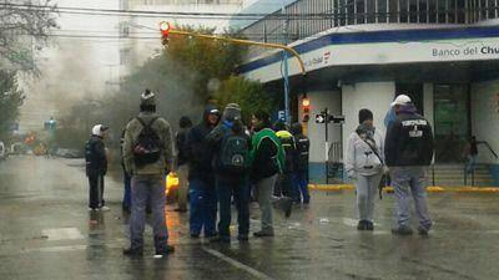 Denuncian a barrenderos por cortes de calles y quema de cubiertas