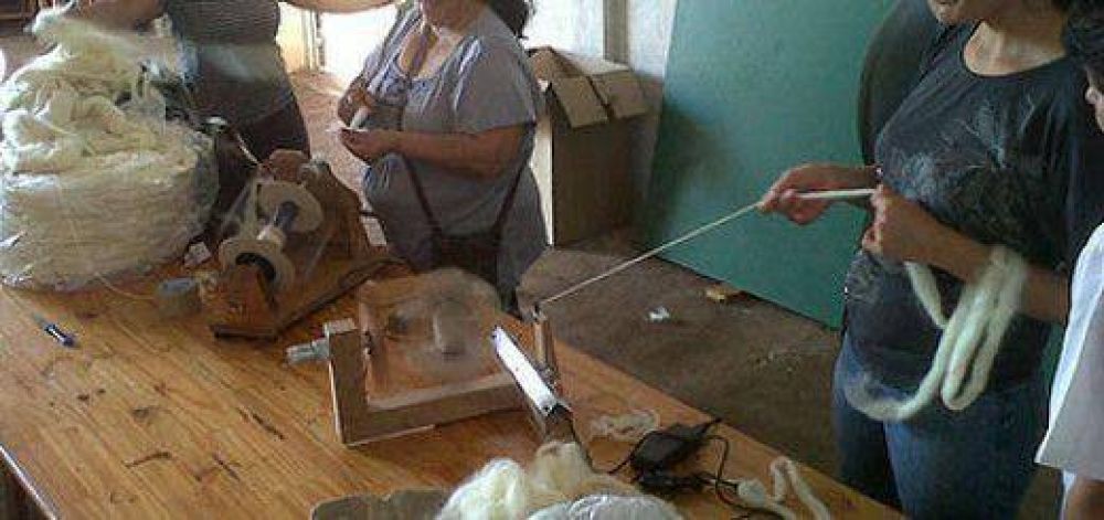 Artesanos locales se capacitan en el uso y mantenimiento de ruecas