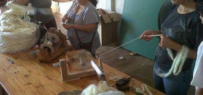 Artesanos locales se capacitan en el uso y mantenimiento de ruecas