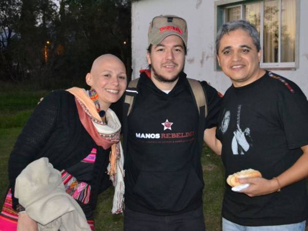 Merlo cant� y bail� para apoyar la lucha de �La Gringa Cruz