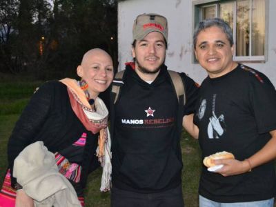 Merlo cant� y bail� para apoyar la lucha de �La Gringa Cruz
