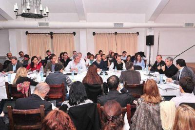 El gobernador Poggi mantiene reuniones con el equipo de Gobierno