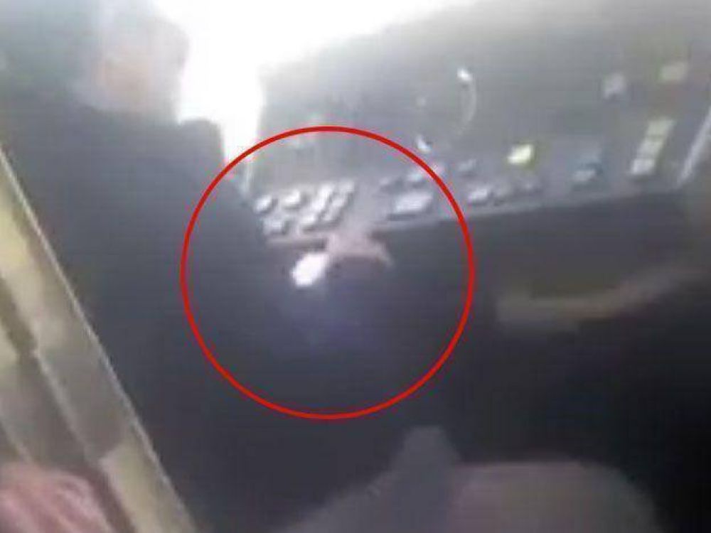 Filman a un chofer del metrotranv�a que manda mensajes por su celular mientras conduce