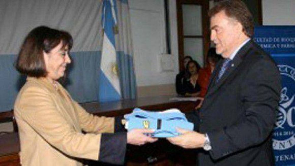 Amaya entreg� una bandera a la Facultad de Bioqu�mica
