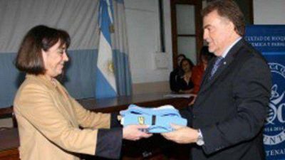 Amaya entreg� una bandera a la Facultad de Bioqu�mica