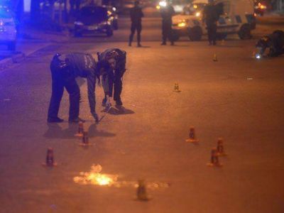 Cinco balazos recibi� un adolescente y fue internado en el Hospital Central
