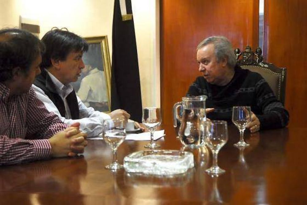 Peralta recibi� a autoridades de 28 de Noviembre