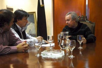 Peralta recibi� a autoridades de 28 de Noviembre