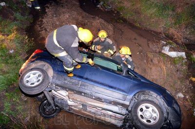 Una camioneta volc� y cay� a un zanj�n en Independencia y 226