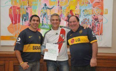 Eseverri entreg� un subsidio a la Pe�a de Boca en Olavarr�a