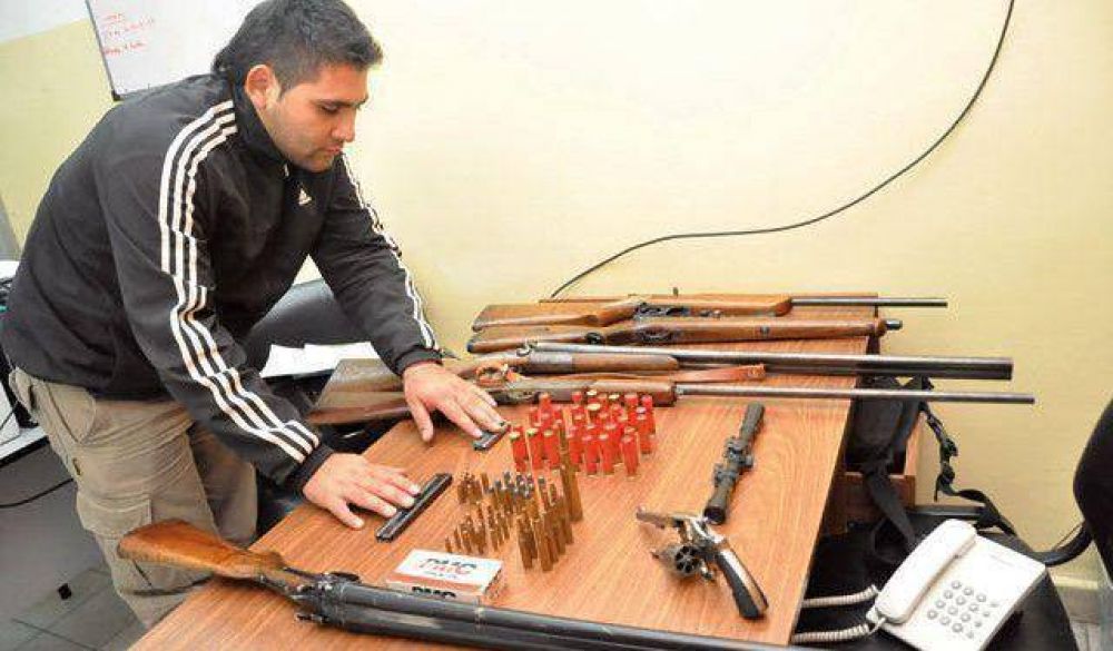 La polic�a hall� un arsenal tras varios allanamientos, hubo un detenido