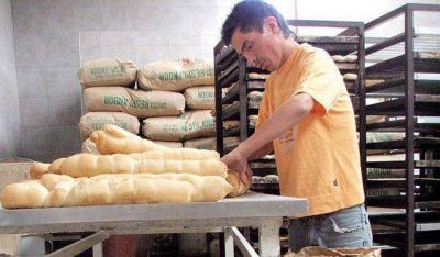 La bolsa de harina subi� $60, pero el kilo de pan no aumentar�