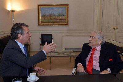 Urribarri muestra el apoyo del titular de la UIA