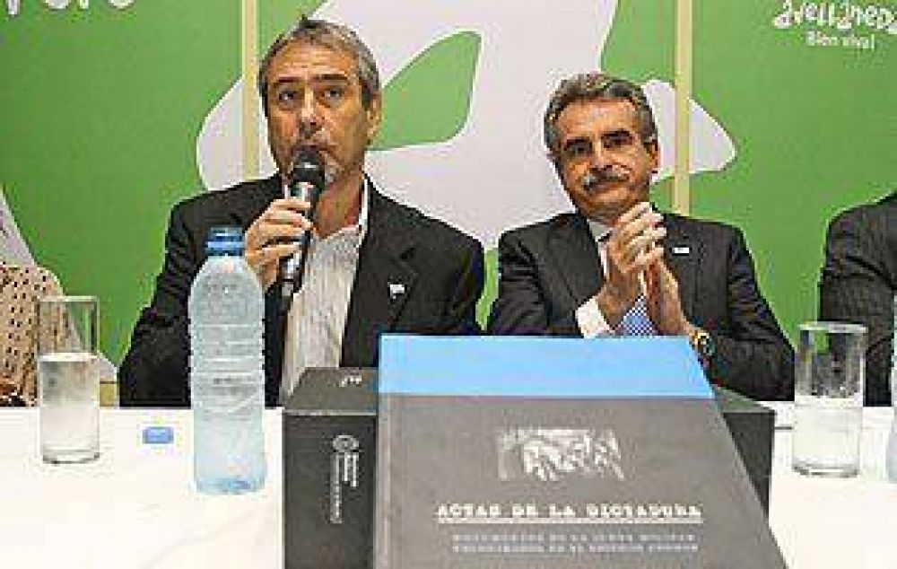 Rossi entreg� las actas de la dictadura a Ferraresi