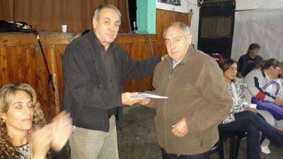 EL SENADOR PALLARES DONO BANDERAS A INSTITUCIONES DE LANUS