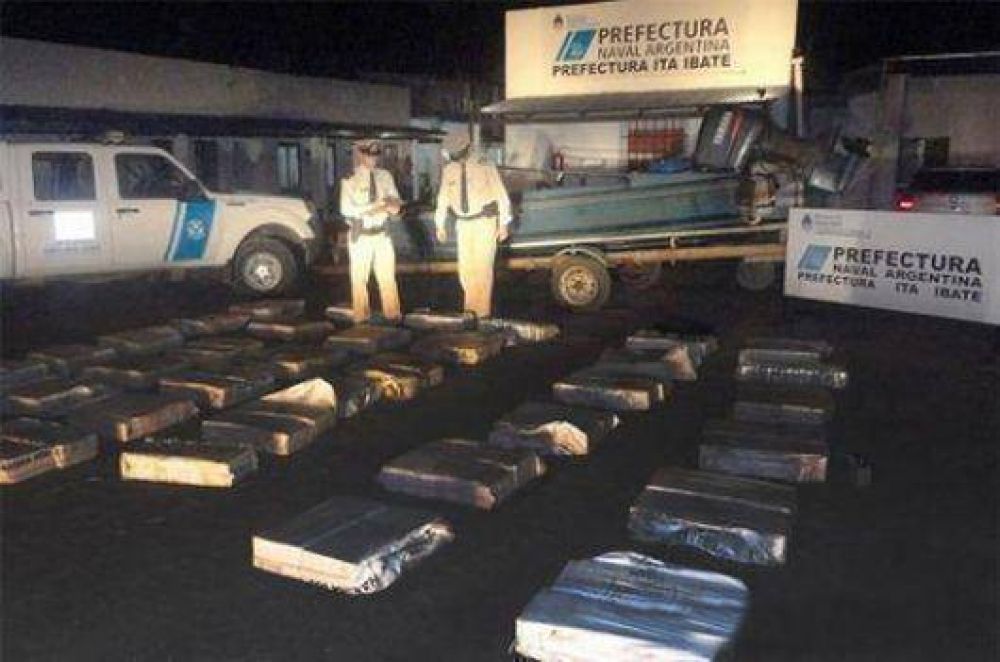 Abandonan bote con casi 800 kilos de marihuana