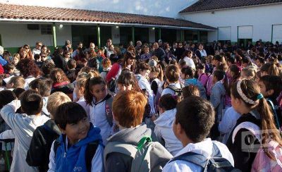 Asaltan y golpean a profesor dentro de una escuela: suspenden las clases