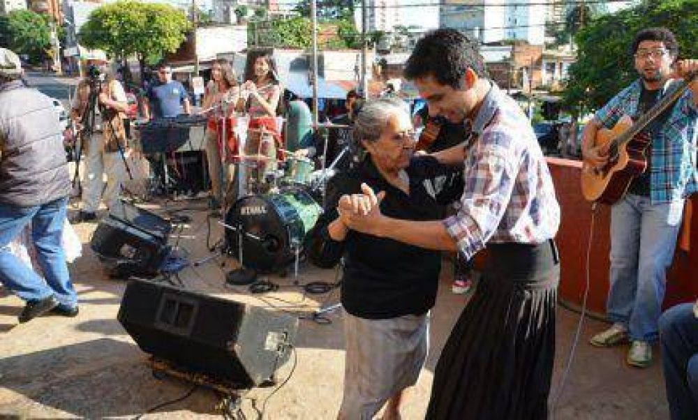 Con el apoyo de la Municipalidad, Joselo Schuap present� �El sue�o del pibe�