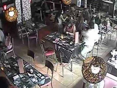 C�maras de seguridad detectan el modus operandi de una pareja de carteristas en un bar
