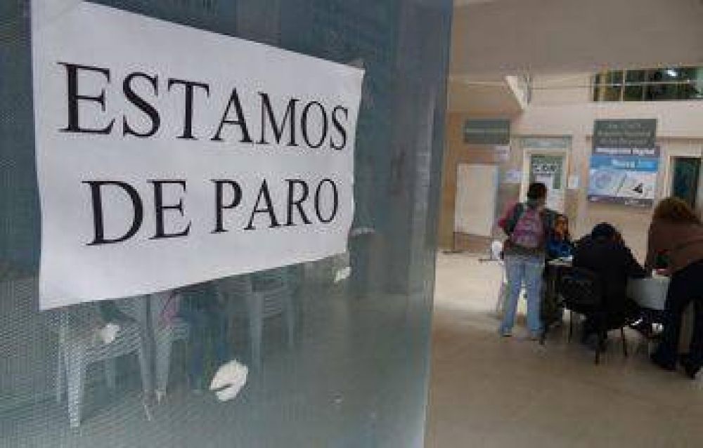 Estatales, docentes y desocupados se manifiestan en las rutas y marchan a Casa de Gobierno