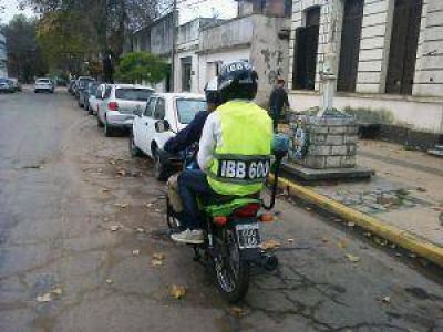 �C�mo se aplica la reglamentaci�n de llevar el dominio en el casco?