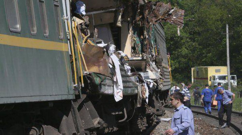 Ascienden a seis los muertos por el choque de trenes en Rusia
