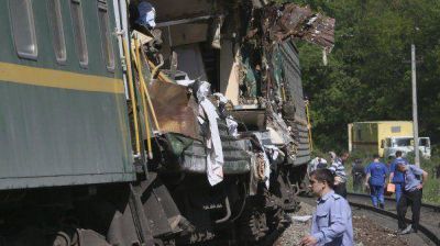 Ascienden a seis los muertos por el choque de trenes en Rusia
